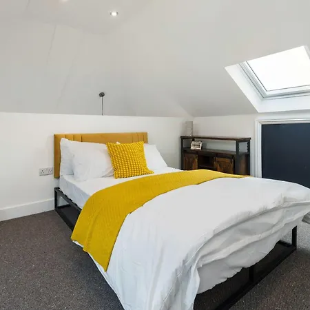 Chic Urban Haven With Double Bed House Ferienhaus *