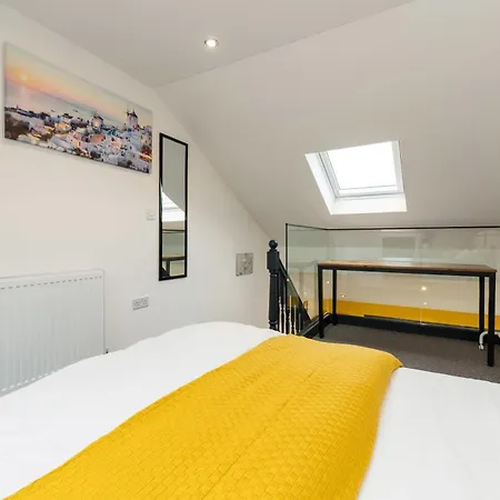 Chic Urban Haven With Double Bed House Ferienhaus Bristol