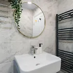 Holiday home Chic Urban Haven With Double Bed House Bristol