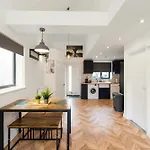 Chic Urban Haven With Double Bed House