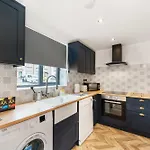 Chic Urban Haven With Double Bed House