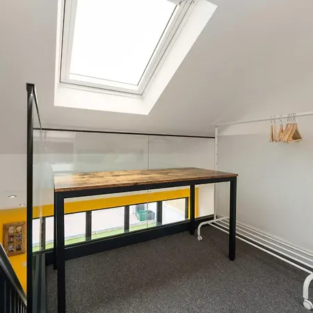 Chic Urban Haven With Double Bed House