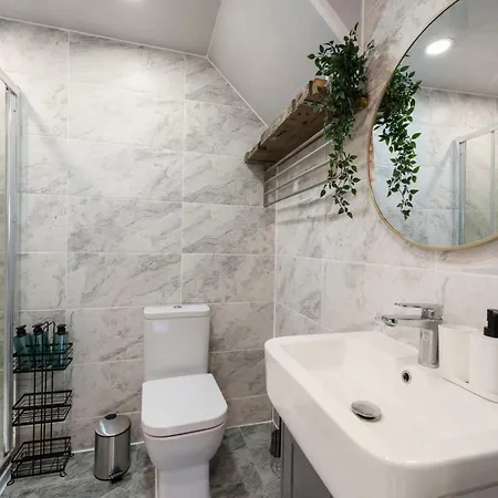 Feriehus Chic Urban Haven With Double Bed House