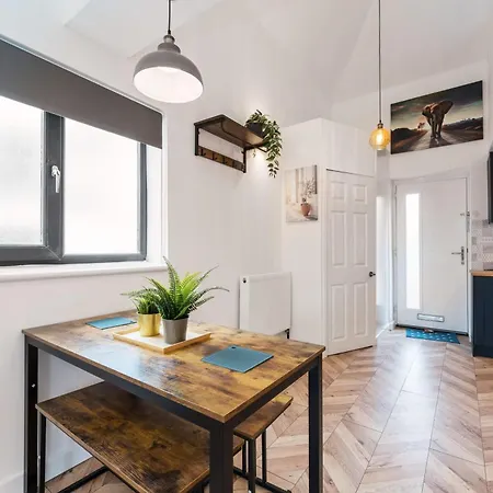 Dom wakacyjny Chic Urban Haven With Double Bed House *