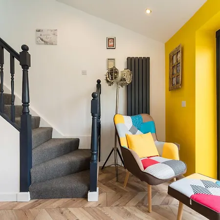 Chic Urban Haven With Double Bed House *