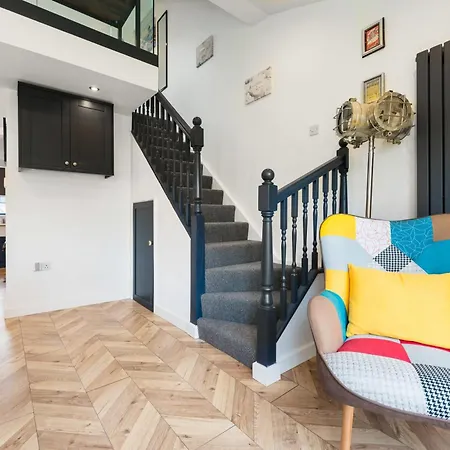 Feriehus Chic Urban Haven With Double Bed House