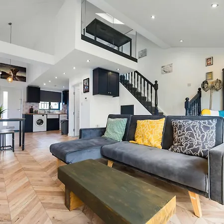 Сasa de vacaciones Chic Urban Haven With Double Bed House *