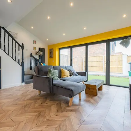 Chic Urban Haven With Double Bed House *