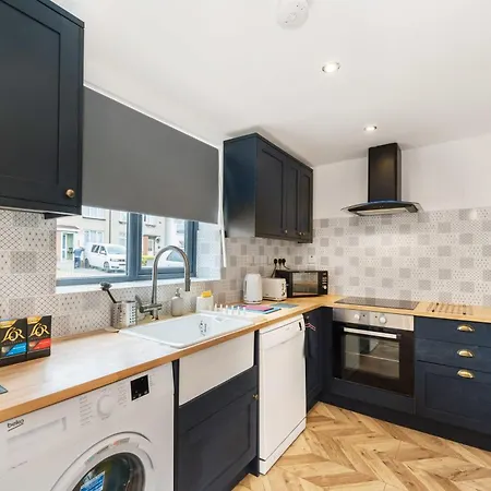 Chic Urban Haven With Double Bed House