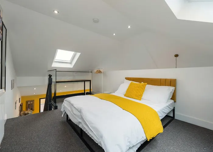 Dom wakacyjny Chic Urban Haven With Double Bed House *