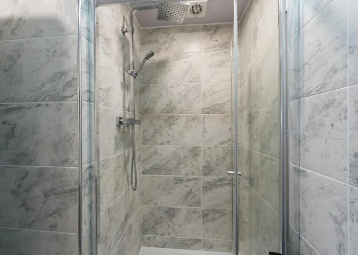 Chic Urban Haven With Double Bed House *