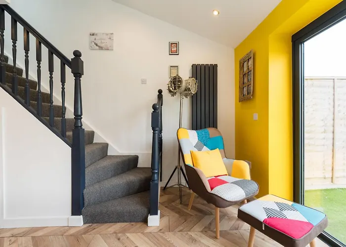 Chic Urban Haven With Double Bed House *