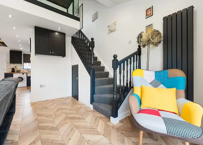 Dom wakacyjny Chic Urban Haven With Double Bed House