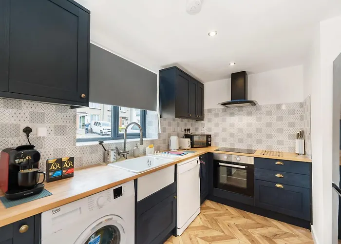 Chic Urban Haven With Double Bed House