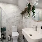 Σπίτι διακοπών Chic Urban Haven With Double Bed House