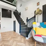 Σπίτι διακοπών Chic Urban Haven With Double Bed House