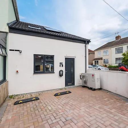 度假居 Chic Urban Haven With Double Bed House