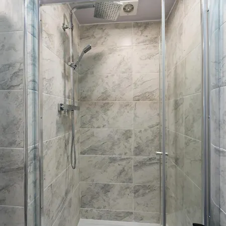 Chic Urban Haven With Double Bed House *