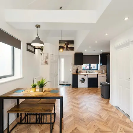 Chic Urban Haven With Double Bed House