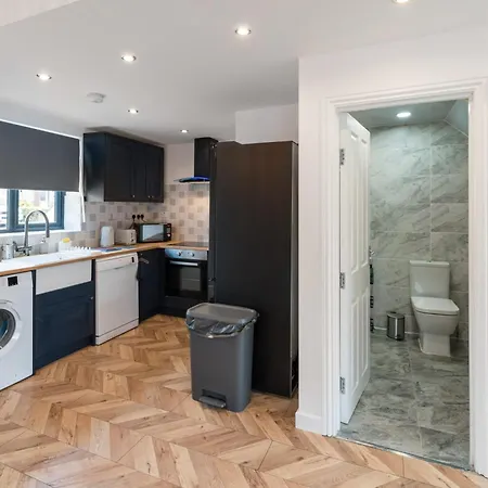 Chic Urban Haven With Double Bed House Hébergement de vacances Bristol