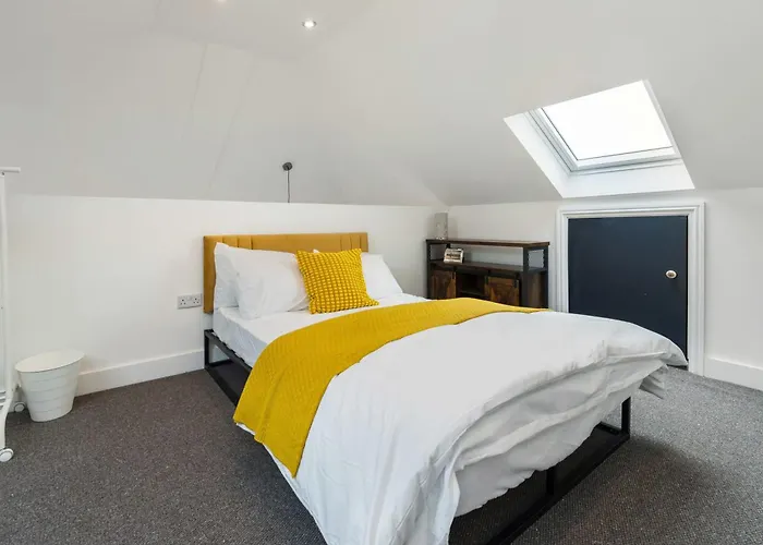 Chic Urban Haven With Double Bed House Ferienhaus *