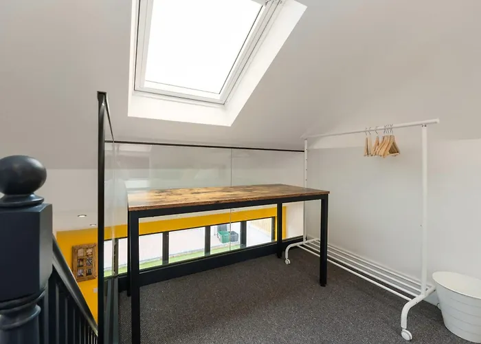 Chic Urban Haven With Double Bed House