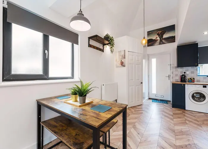 Ferienhaus Chic Urban Haven With Double Bed House *