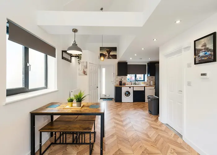 Chic Urban Haven With Double Bed House